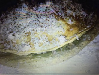 Mit Bohnen und Hackfleisch gefülltes Omelette unter einer Parmesanhaube auf Alle-Rezepte.com